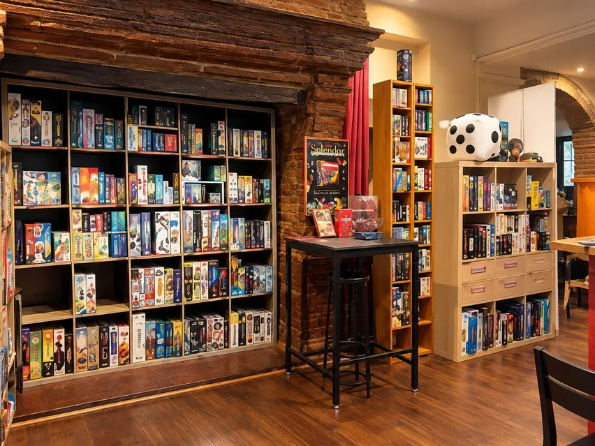 La bibliothèque de jeux de société du Repaire du Phoenix, bar à jeux à Montauban