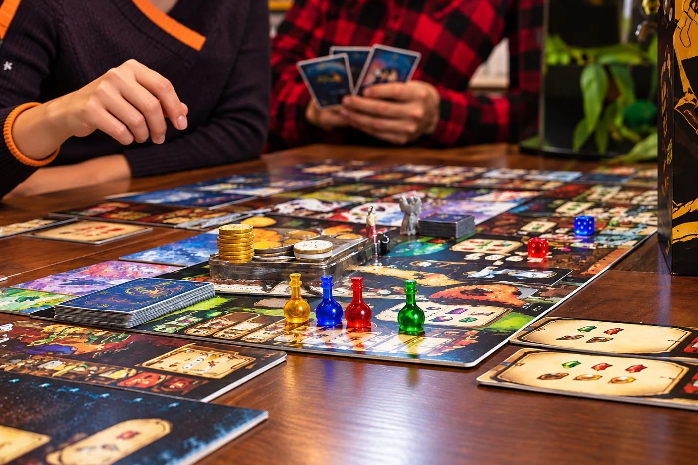 Partie de jeu de plateau en cours sur une table du Repaire du Phoenix, bar à jeux à Montauban