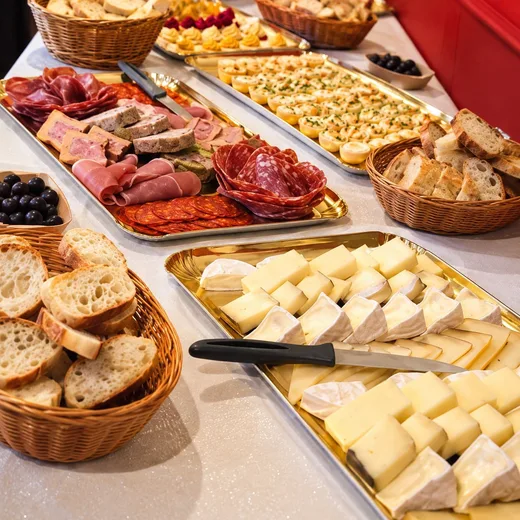 Planche apéritive de charcuterie et fromages du Repaire du Phoenix, bar à jeux à Montauban